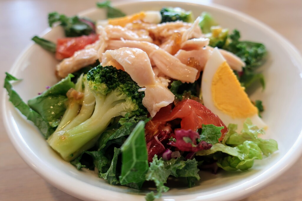 蒸し鶏とケールのサラダ