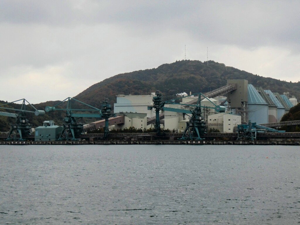 工場と海