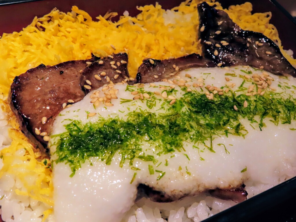 牛舌とろろ丼