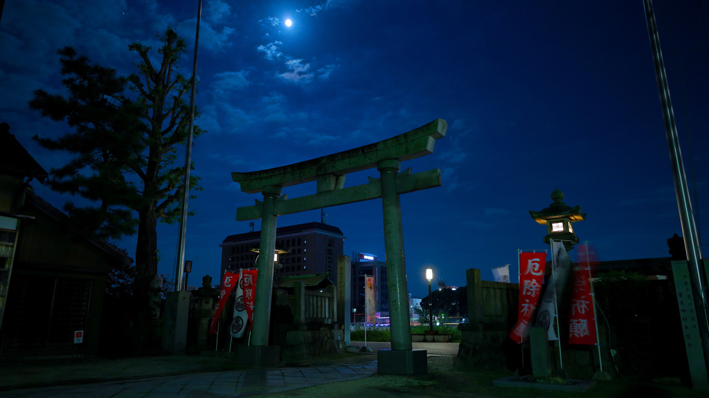 私の住む街の満月