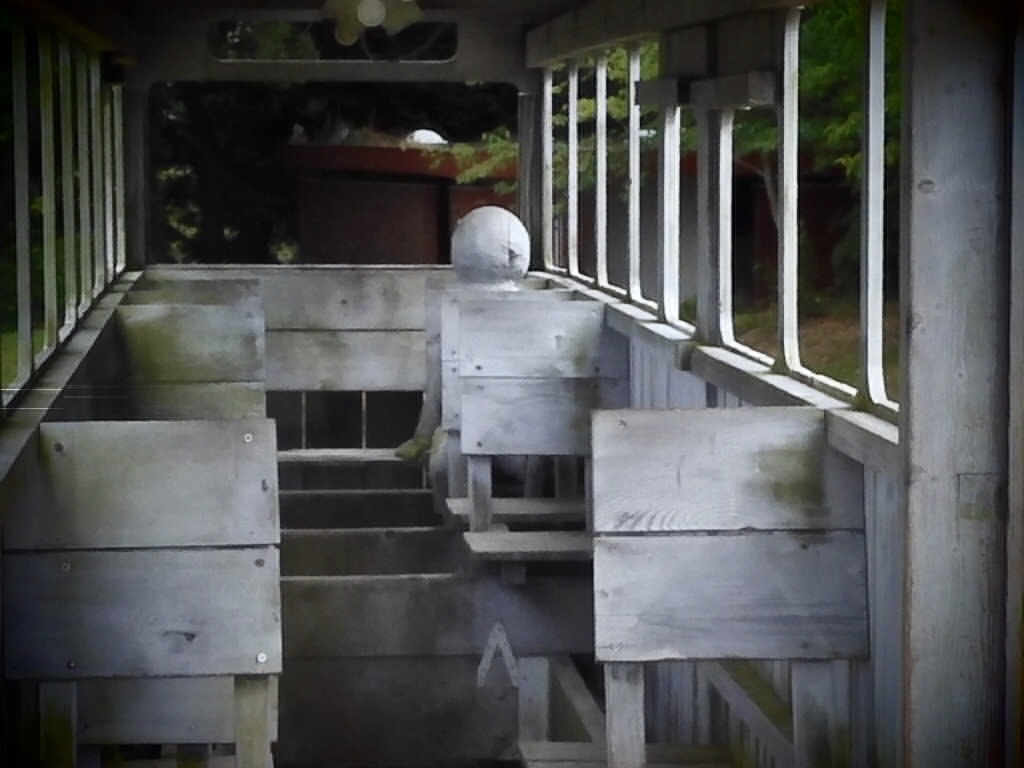 風化する野外彫刻作品