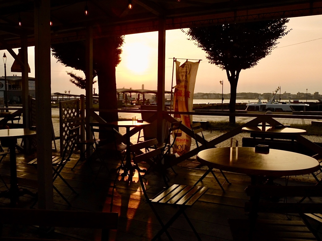 夕暮れのカフェテラス