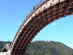 錦帯橋を見上げる
