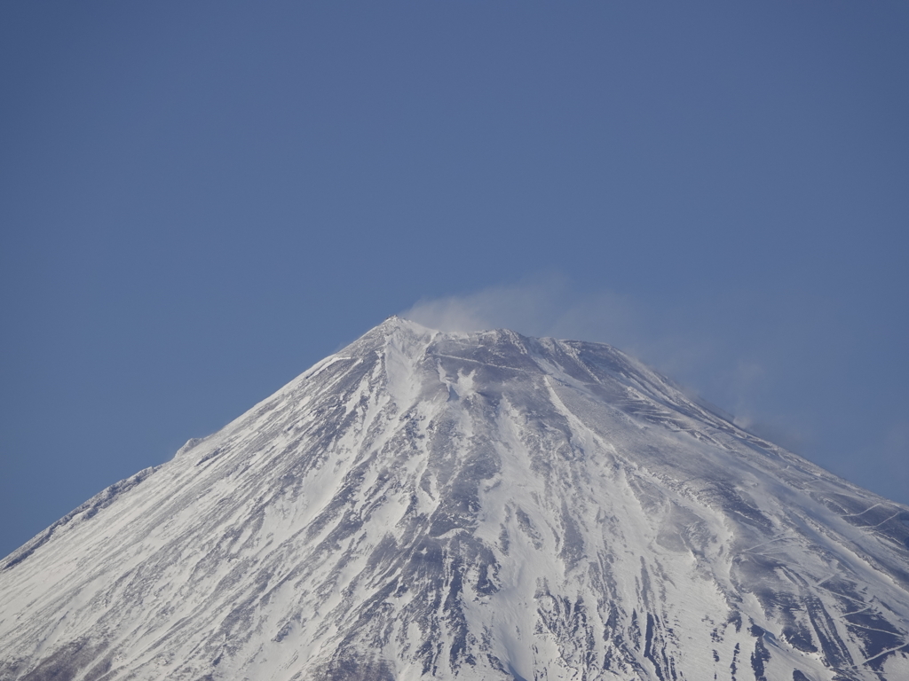 山頂に吹雪舞う