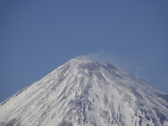山頂に吹雪舞う