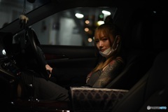 高級車乗る小娘
