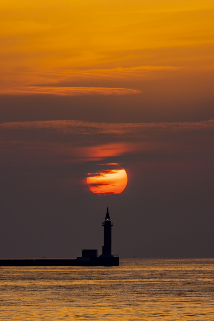 灯台と夕日