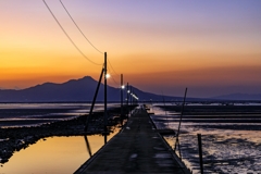 暮れ行く海床路