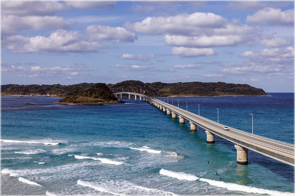 角島大橋とサーファー