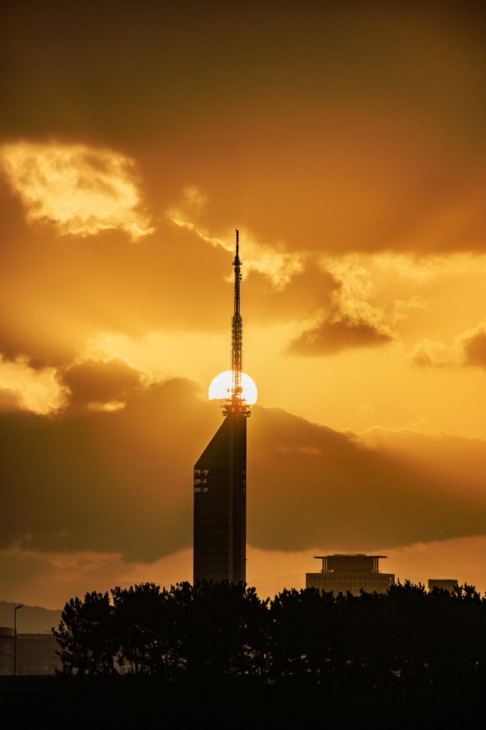 タワーと夕日
