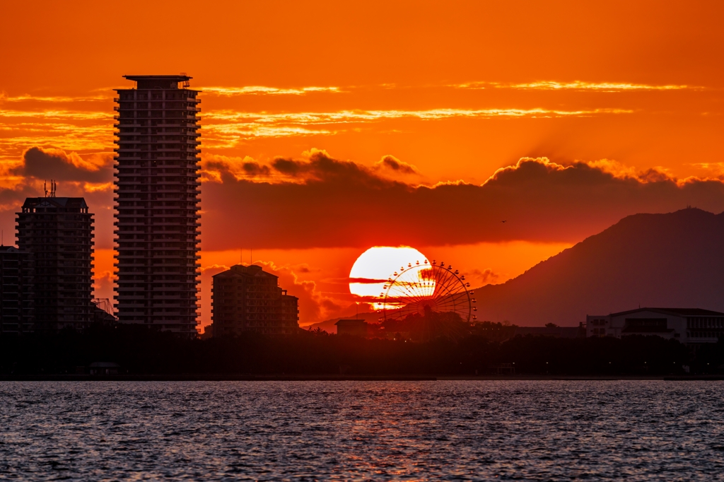 夕日と観覧車