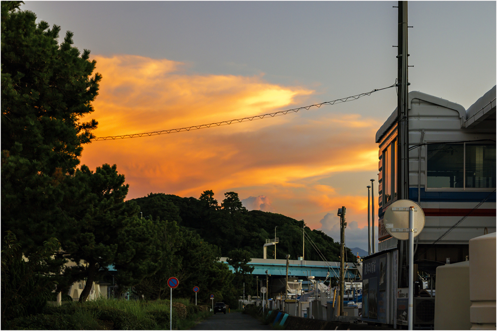 夕暮れの東の空