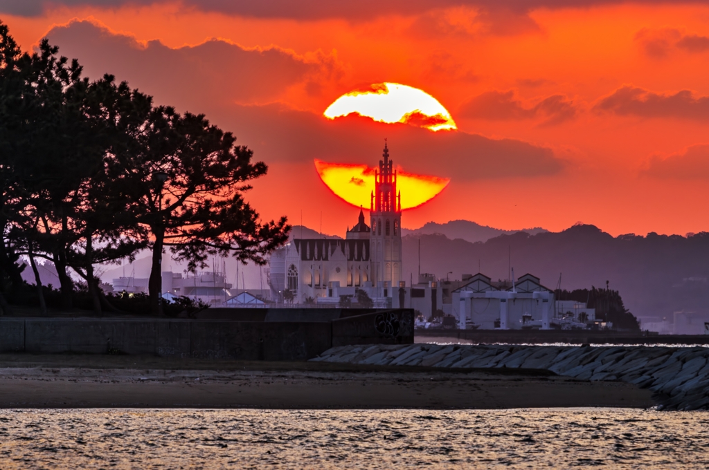 教会と夕日