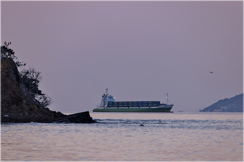 博多湾の貨物船