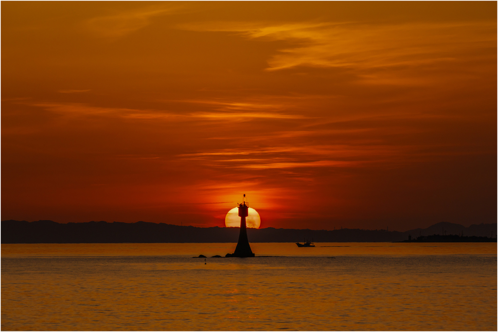 灯台に沈む夕日2