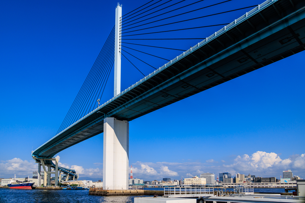 青空と荒津大橋