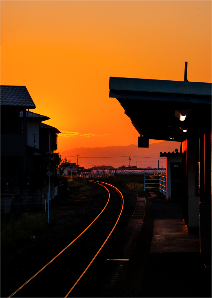 夕暮れの駅舎2