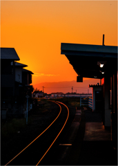 夕暮れの駅舎2
