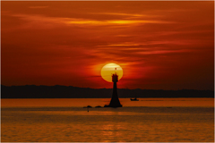 灯台に沈む夕日