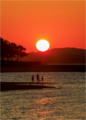 夕陽を眺める親子