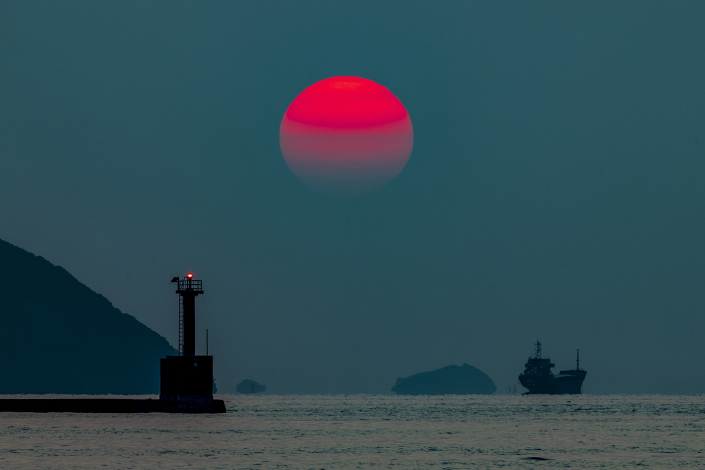 霞む夕日