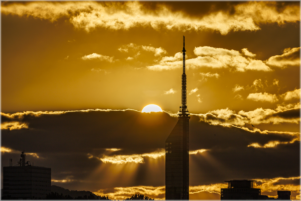 タワーと夕日