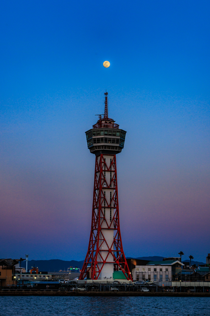 タワーと月