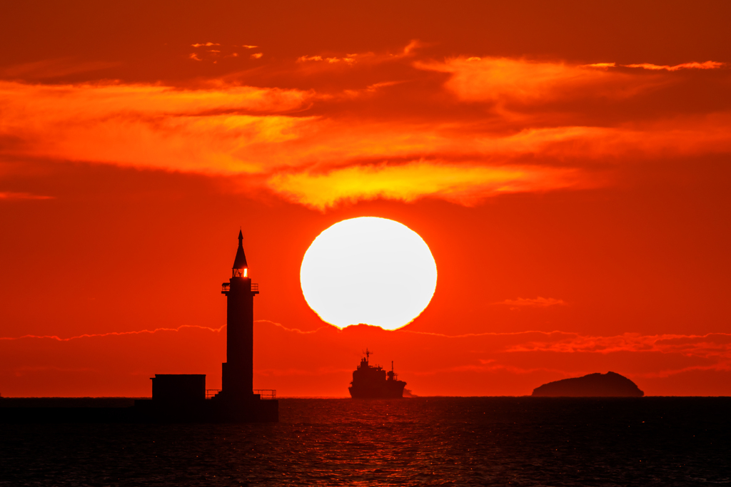 赤灯台と夕日