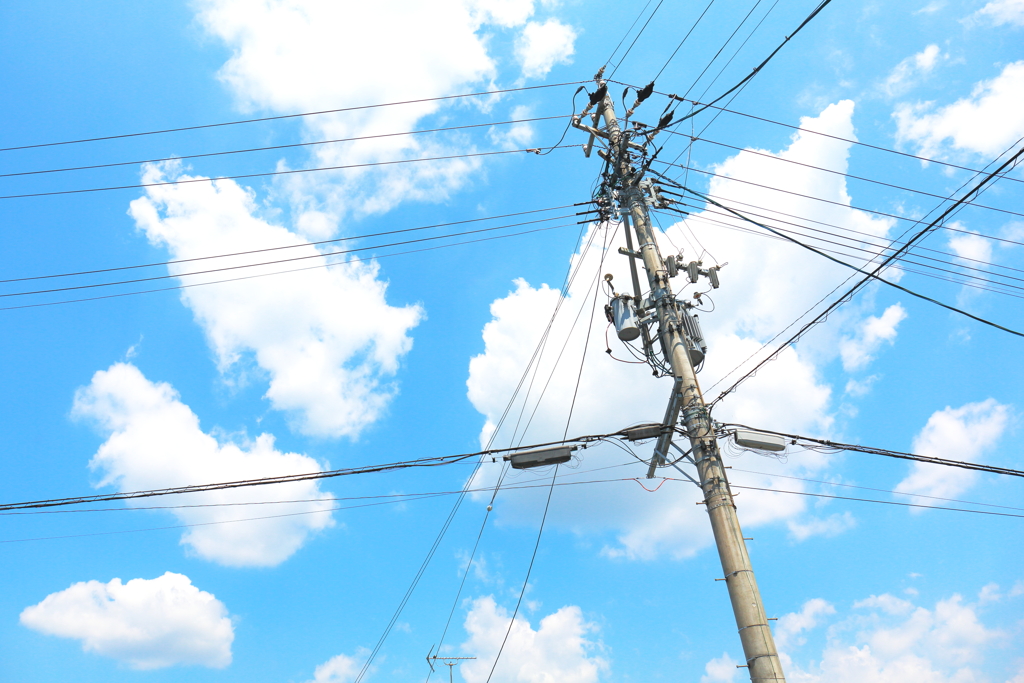 電柱と夏の空