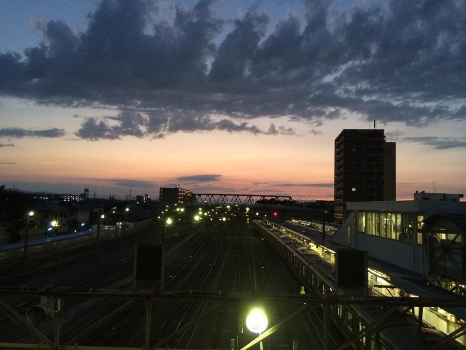 駅舎に陽が落ちる時