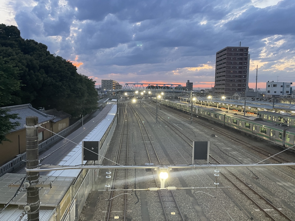 涼しくなった夕暮れの駅舎