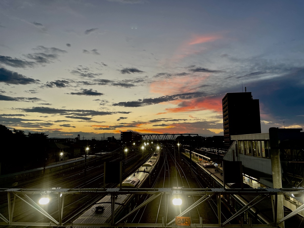 駅舎と紅く染まった空