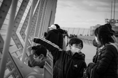 飛行機の旅立ちを見送る家族