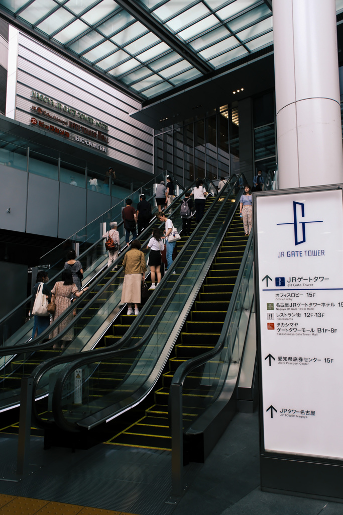 名古屋駅で過ごす人々