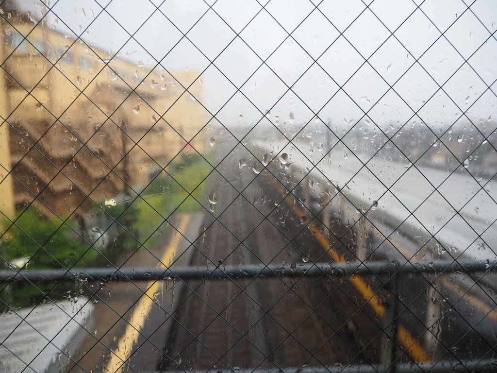 大雨の北陸本線