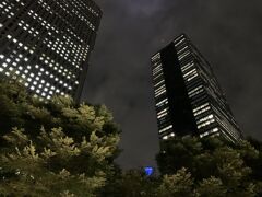 段原一詞の夜に輝くビル