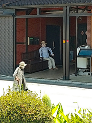 静かにたたずむ案山子さん