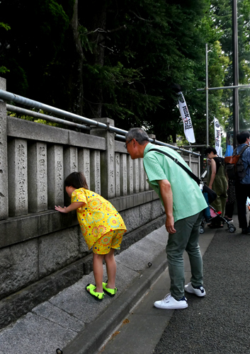 何かやってるよ！どれどれ