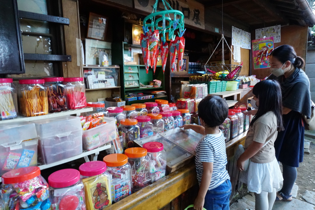 鬼子母神堂の駄菓子屋