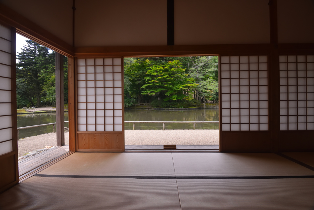 和室から庭園を望む