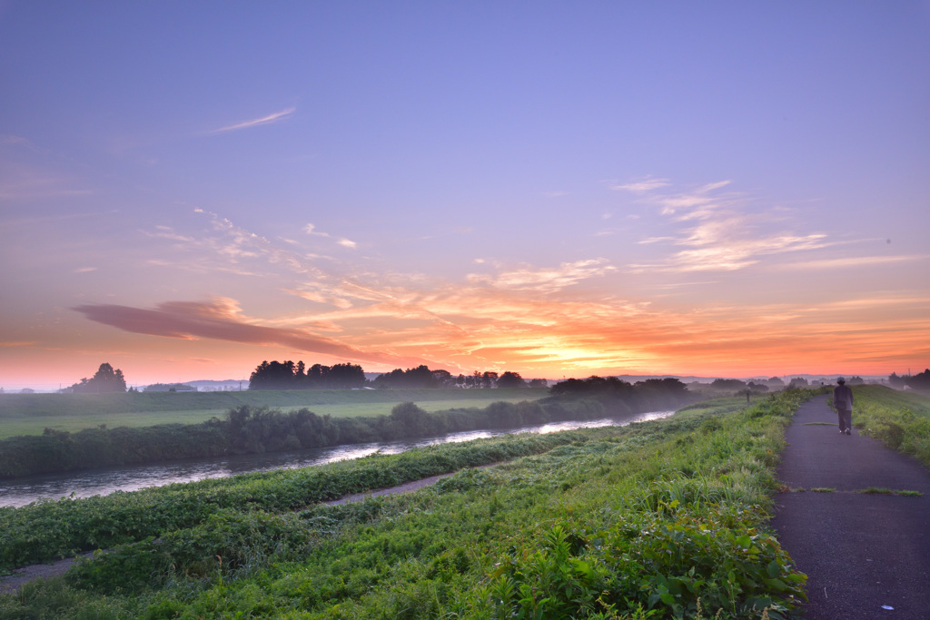 白々と明ける江合川