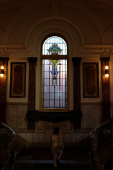 ステンドグラスのある階段