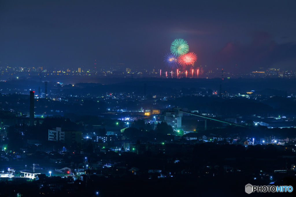 遠く聞こえる花火の音