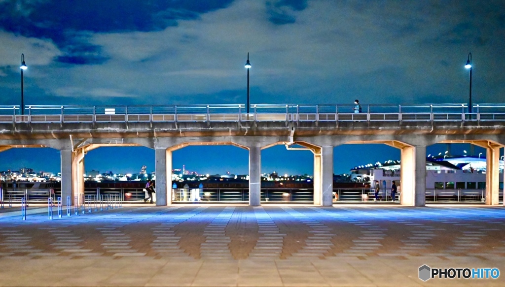 港の遊歩道