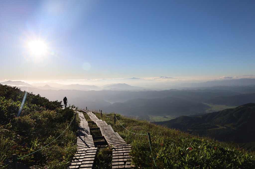 朝日を浴びながら登山　唐松岳