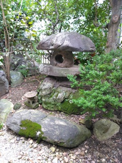 庭の石塔