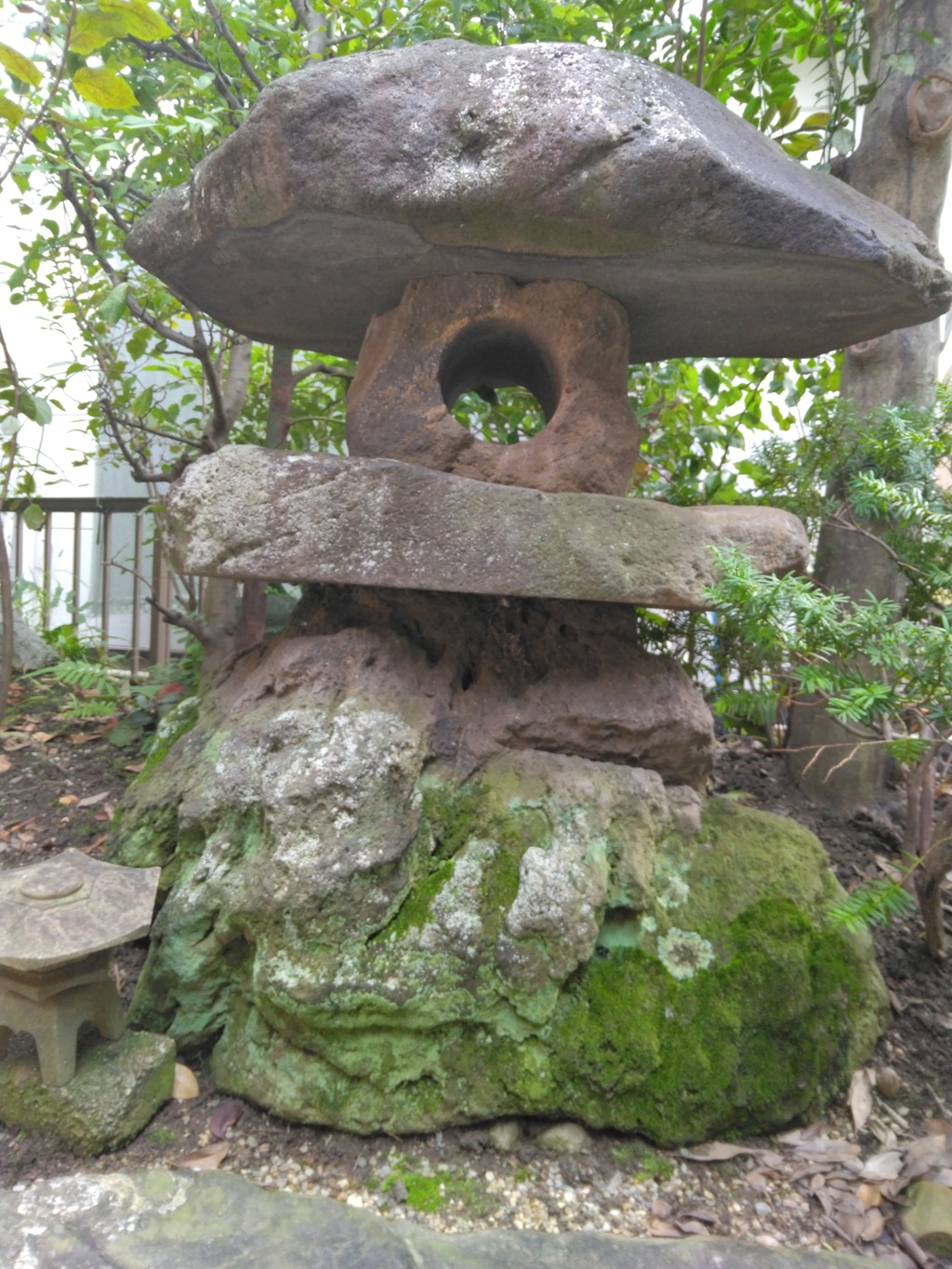 庭の石塔