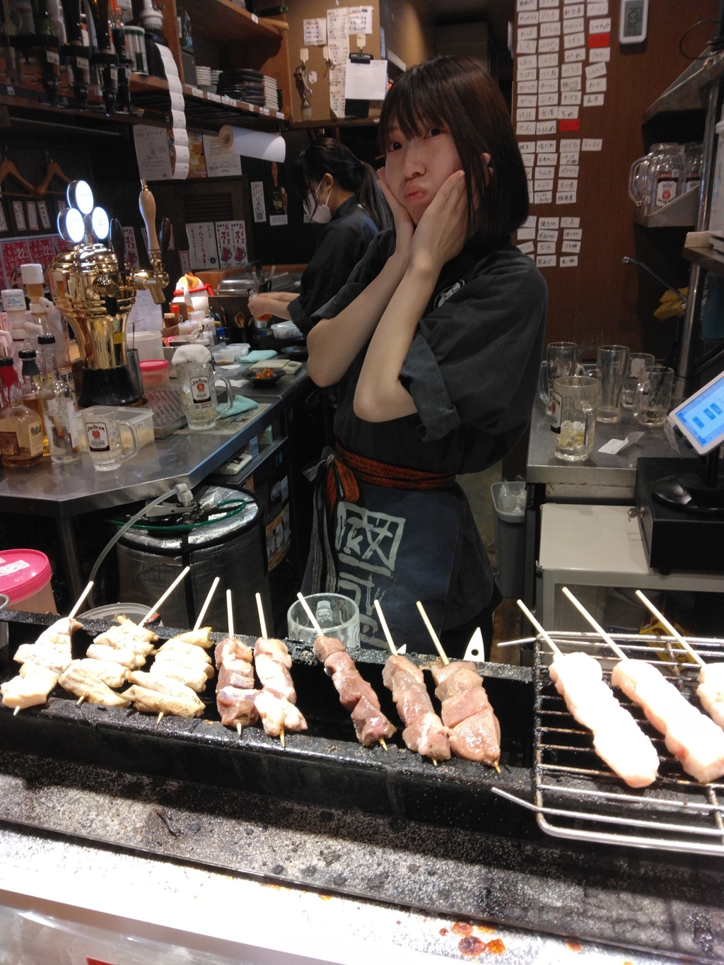 焼き方女子　つかの間のポ―ズ