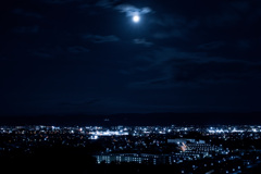 夜景と月2