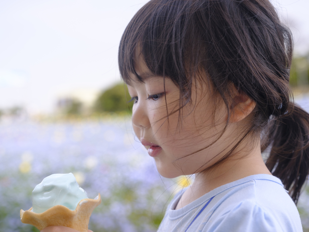 ネモフィラ色のアイスクリームとワンピース